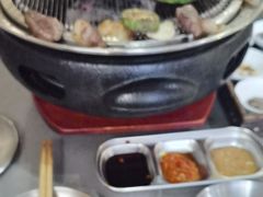 -围炉肉舍•炭烤活鳗•丹东海鲜烤肉(步行街店)