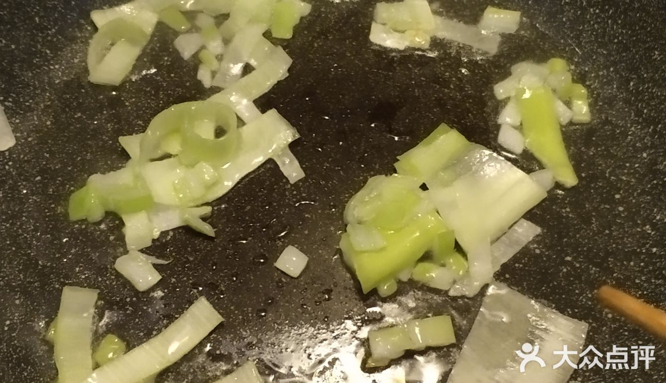 年糕一根，鸡蛋一个 调味料：酱油少许，盐少许