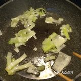 年糕一根，鸡蛋一个 调味料：酱油少许，盐少许