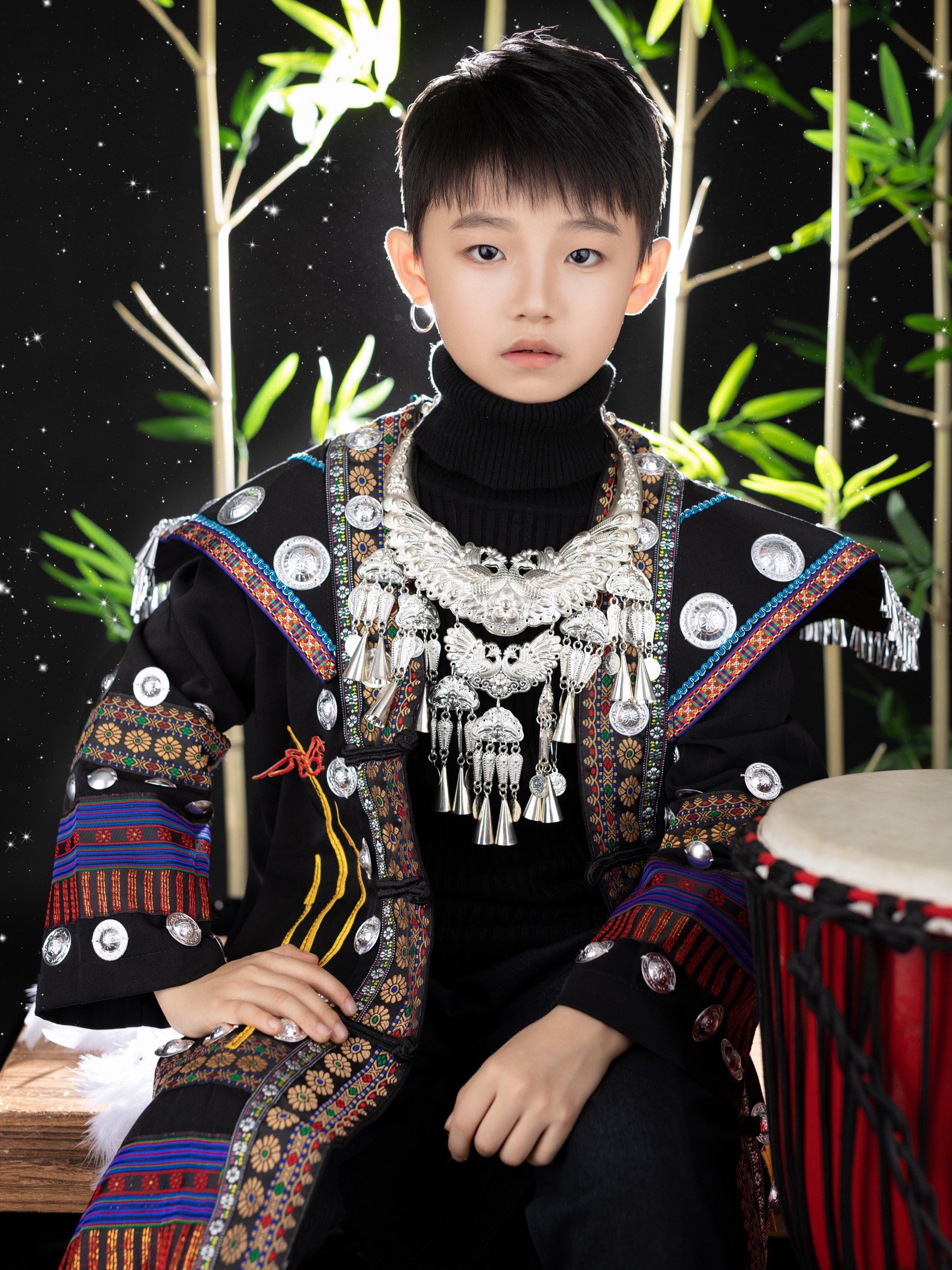奶帅奶帅的民族风写真.男儿童苗族服装