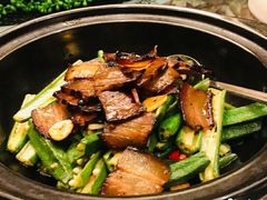 秋葵炒黑猪肉-湖滨客舍·湖北菜