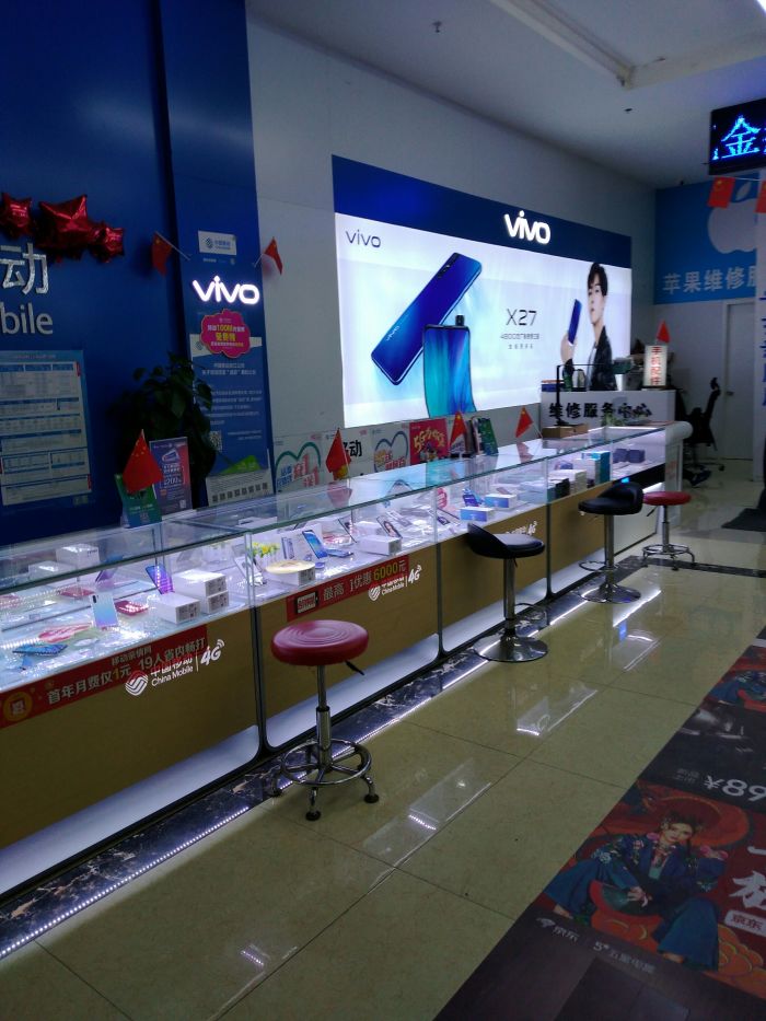 三墩的店还是比较大,但是晚上过来逛逛,顾客不是很多,一楼有手机柜台