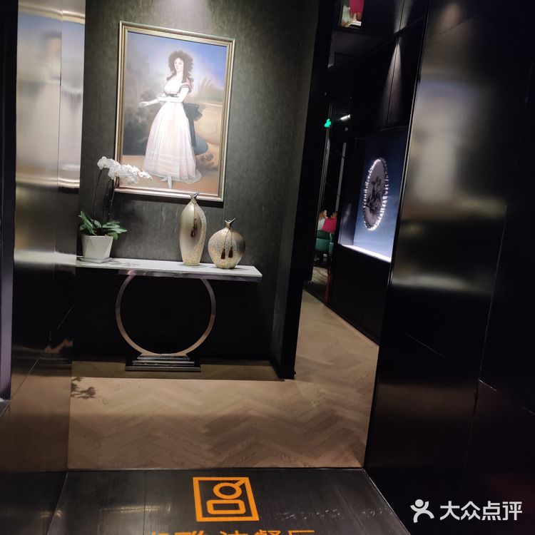 戈雅法餐厅红山店。门口是没有位置停车的，必须往前走到