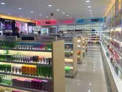 -上海化妆品时尚名品店