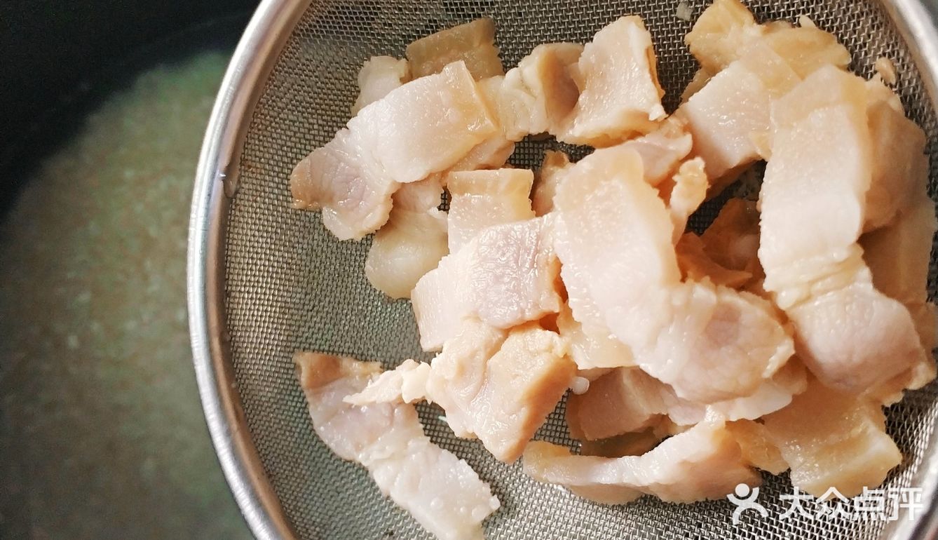 香喷喷的猪油菜饭，油亮亮的米饭，腊肉的咸香，太好吃！