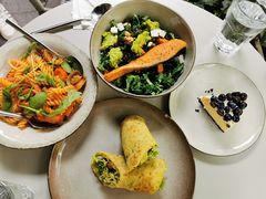 煎三文鱼配泰式花生藜麦色拉-Wagas沃歌斯(大学路店)