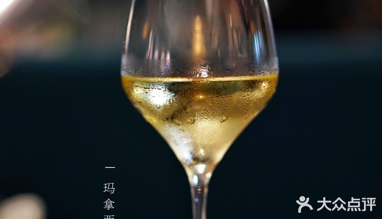切成一段段很好入口 旁边是西西里小米做成的饼