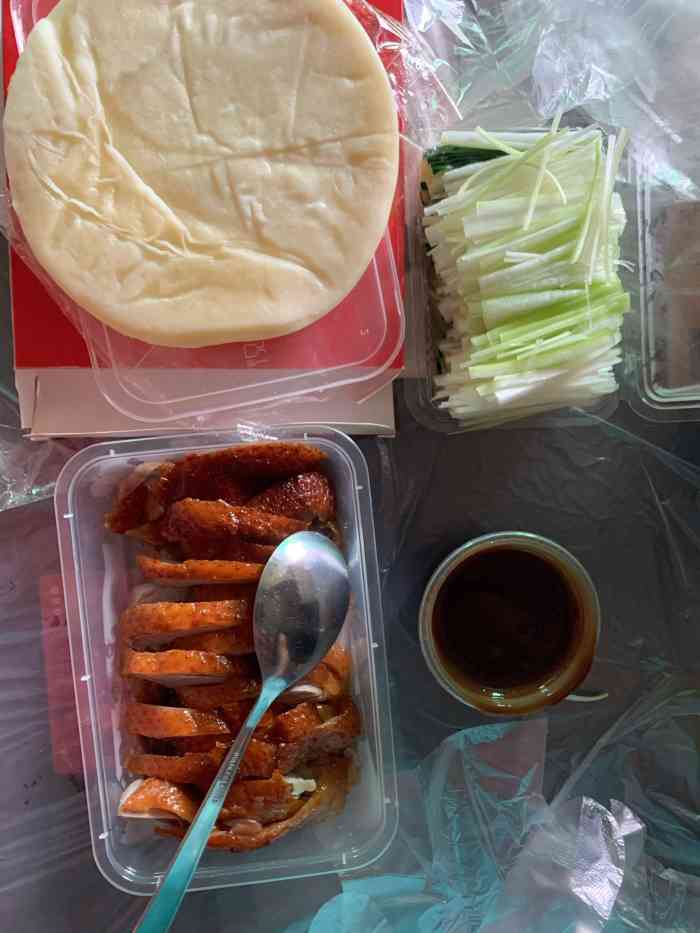 老北京片皮烤鸭(华安里店)-"在家点的外卖,半只鸭子,一半是是片皮鸭肉