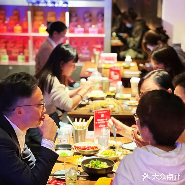 太开心了,吃饭偶遇刘涛,秦海璐拍戏