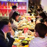 太开心了，吃饭偶遇刘涛，秦海璐拍戏