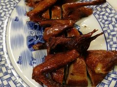 脆皮红烧乳鸽-惠爱餐厅