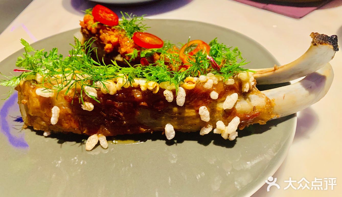 使劲凹造型拍视频，好看极了 然后是菜品