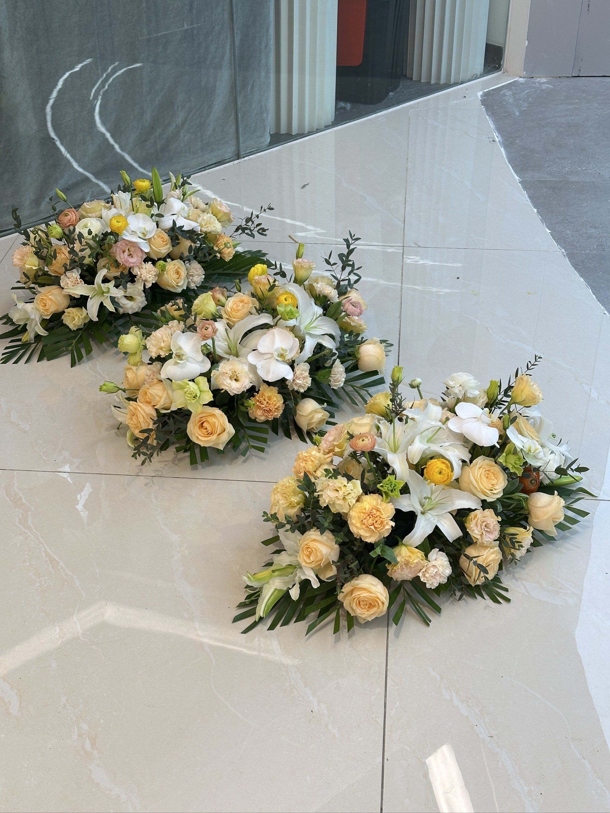 国家会议中会议桌花胸花