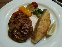 碳烤梅花猪肉拼鳕鱼-斗牛士牛排餐厅(富力海珠城广场店)