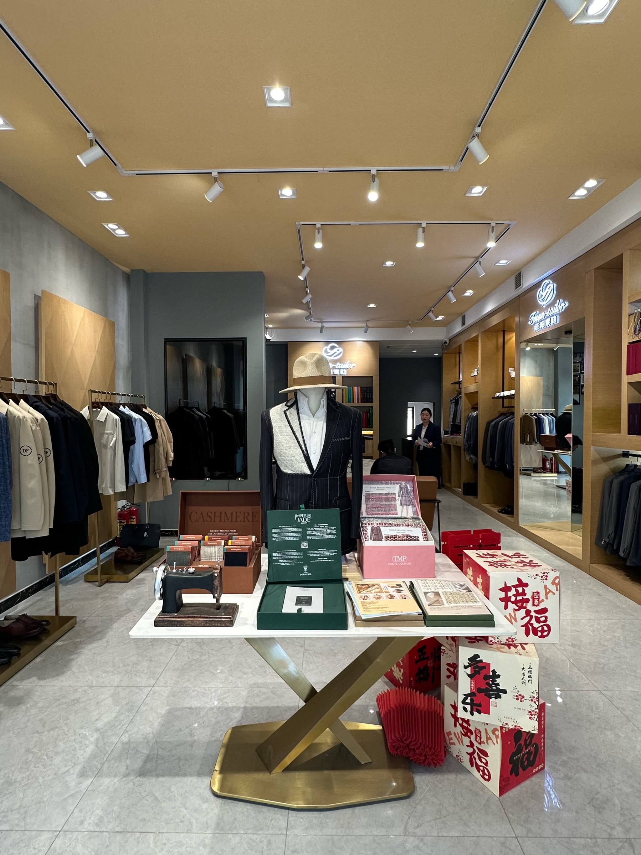 庄里备婚新郎速冲这家西装店