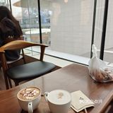 与好友分享的一杯咖啡