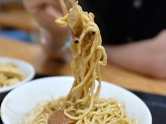 -松树干拌面店