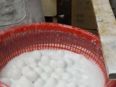 将渐成圆形的元宵沾清水、翻滚（这个过程来-清真梁启荣糕点店(丁官路一店)