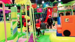 -维佳童话镇演出现场(徐东店)