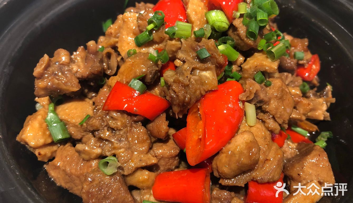 我们就选了这家新式蜀菜,一进门有菜品照片跟卡片