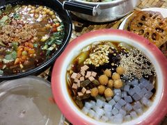 -爆炸头阿姨小四川正宗川味小吃(无任何分店)