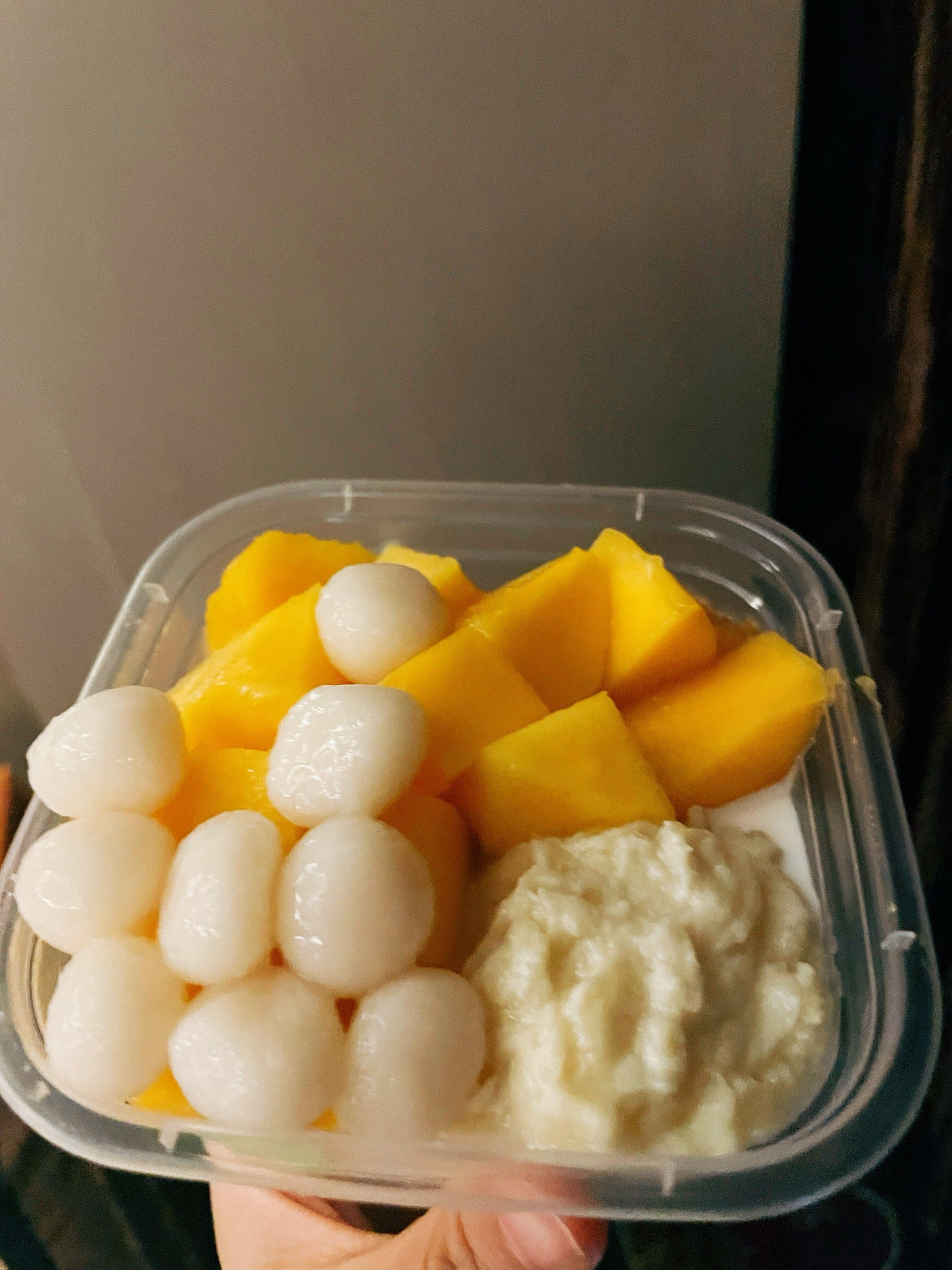 n上面堆满了小丸子,芒果和榴莲
下面用冰沙打底
拿在手上沉甸甸