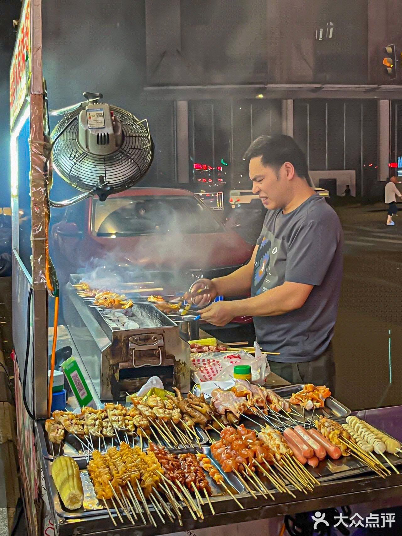 重庆街边奥尔良烧烤摊，人均15r吃撑