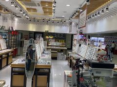 -美式眼镜·授权蔡司.依视路.尼康.豪雅.明月(人民广场店)