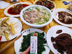 萝卜炖肘子-荣生萝卜汤饭店