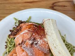 烟熏三文鱼青酱细意面-A30 BISTRO