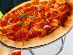 意大利腊肠比萨配腌番茄和干酪-WOLFGANG PUCK KITCHEN & BAR(迪士尼小镇店)