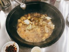 铁锅炖大鹅-粘豆包柴火铁锅炖