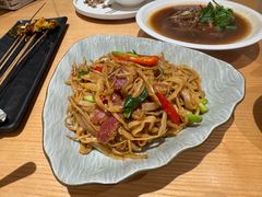 茶树菇炒肉片-隅乐胡椒虾·台湾菜·团建(皇岗店)