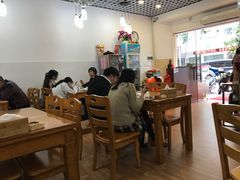 大堂-正宗普宁豆干坊·洪记砂锅粥(红领巾路店)