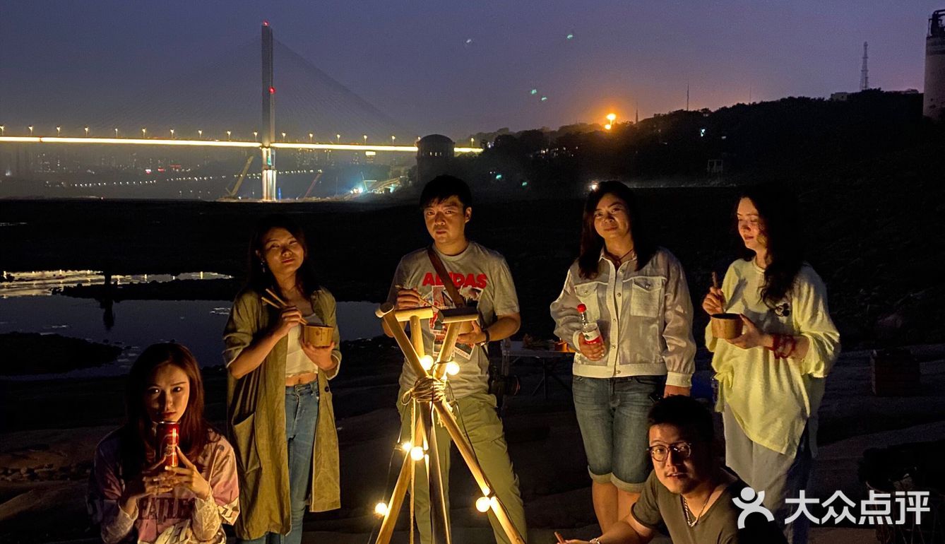 来江边，用火锅贩卖码头的日落