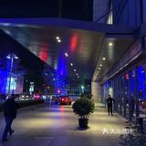 周边已是CBD核心地区,地铁一号线路过