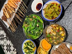 -何妹湿辣牛肉·粤式烧烤砂煲(桂雅路店)