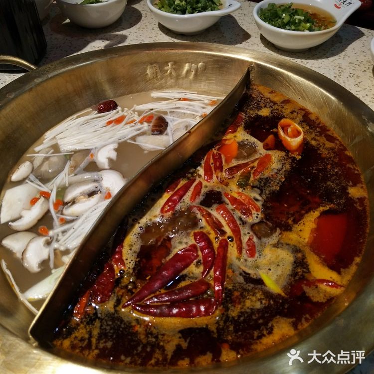 红红火火 热热腾腾 桌子挺老大