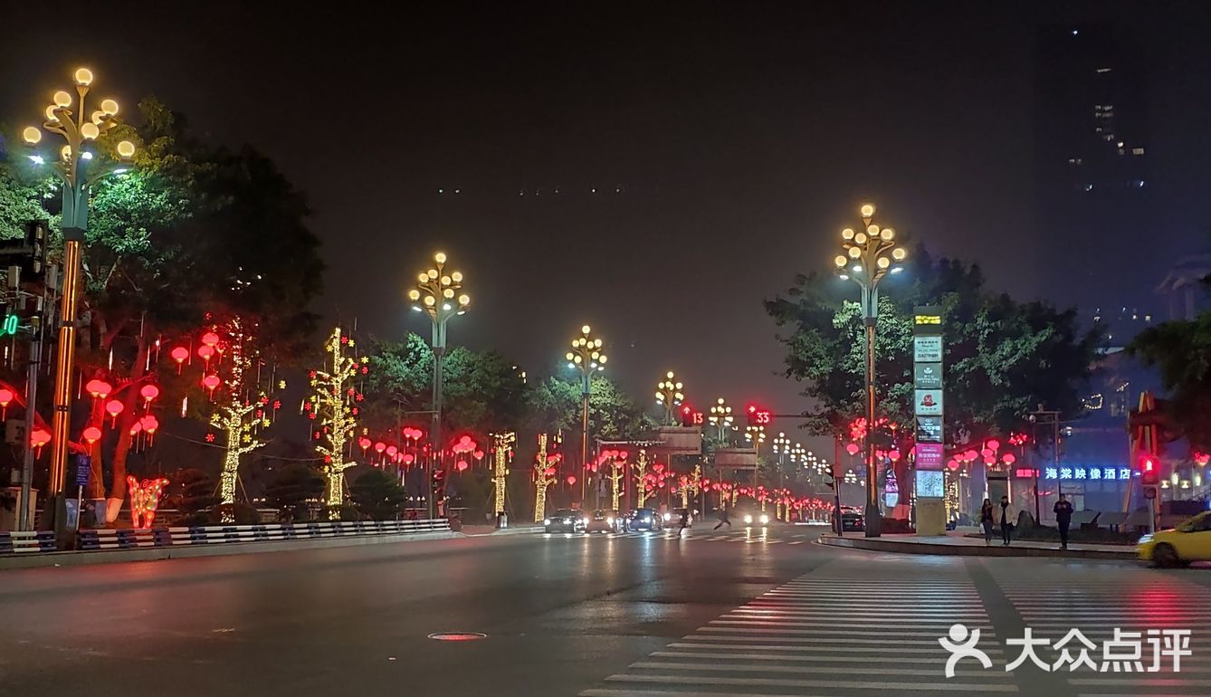 大晚上出来吃宵夜，吃饱喝足