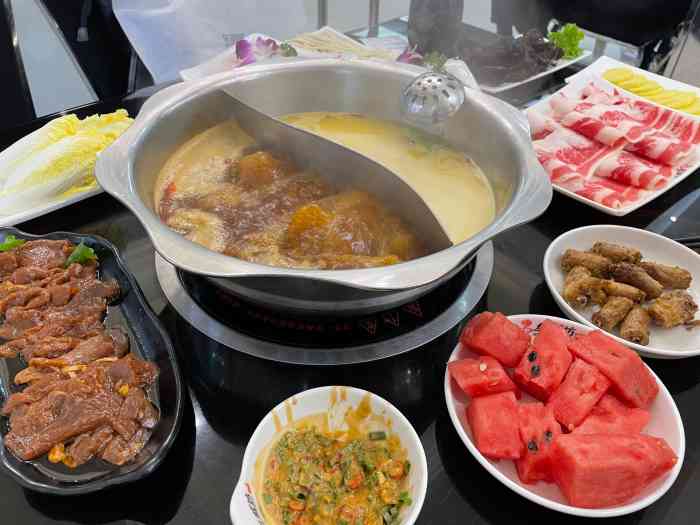 红菇坊火锅(三台子店)-"菜还没上齐的时候照的照片儿～ 今天吃饭.