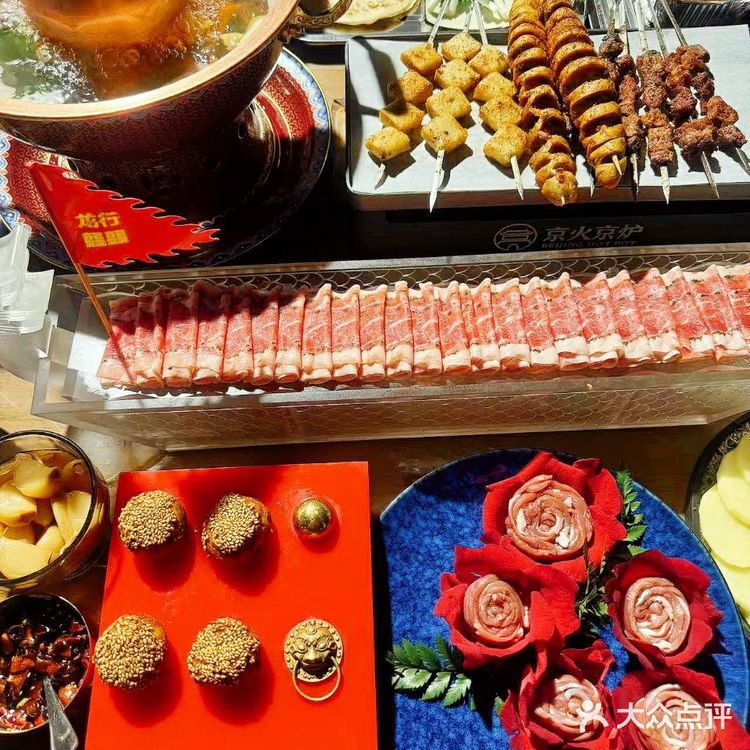 开开心心吃户外烧烤涮肉 