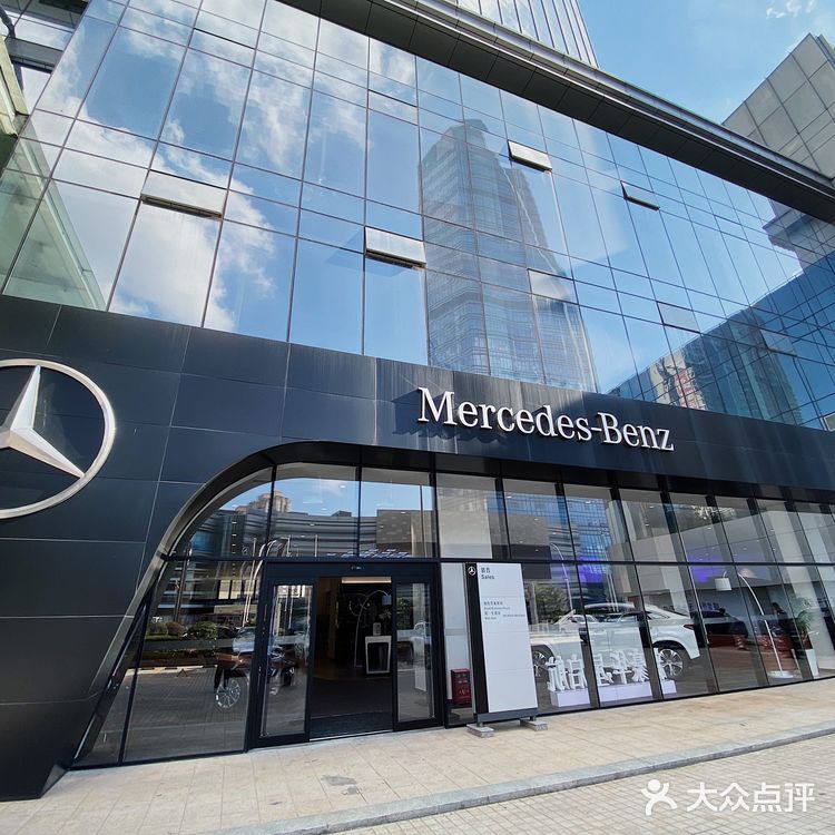 中山首家｜奔驰x潮鞋展厅！官方奔驰体验店！