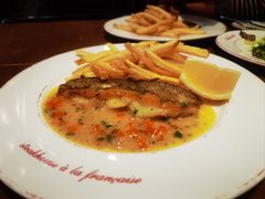 烧烤鲜比目鱼柳配藏红花汁及薯条-Entrecôte 法国牛扒馆(保利·时光里店)