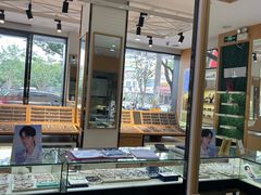 -光明眼镜·蔡司授权(徐泾店)