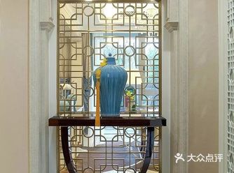 匀畅流转的香槟色线条搭配沉稳高雅的深灰色系