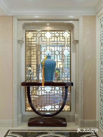 匀畅流转的香槟色线条搭配沉稳高雅的深灰色系