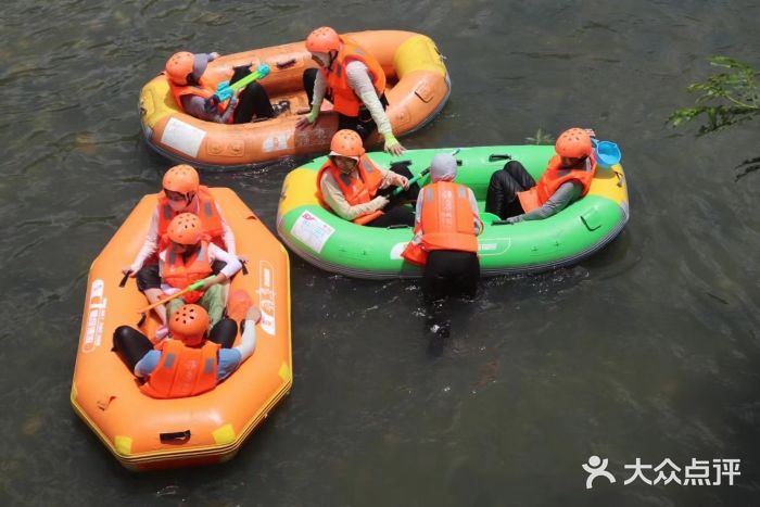 雅鲁激流探险漂流图片