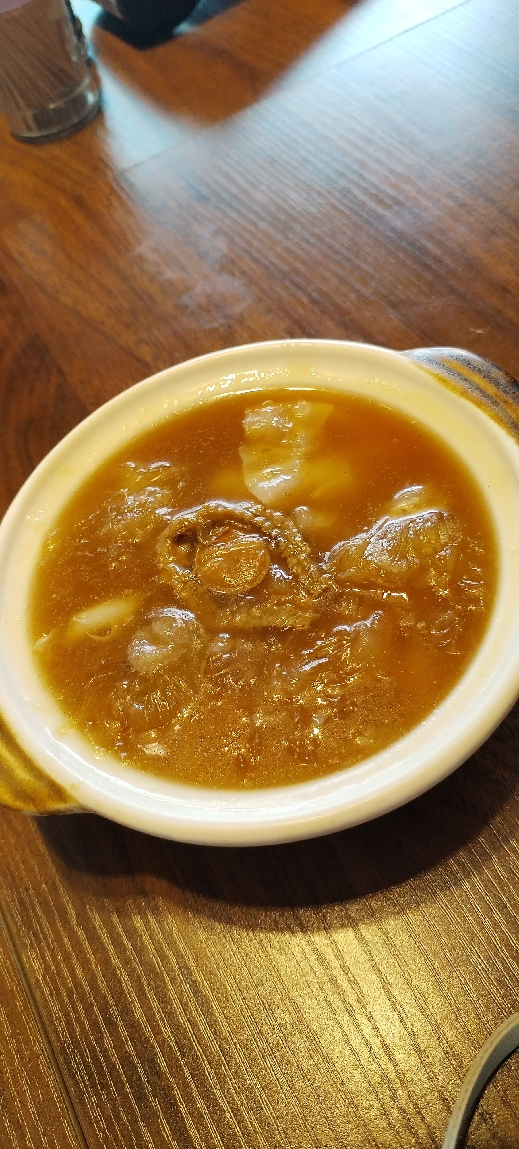 碗仔翅,鱼翅汤面,见得到的鱼翅,料足便靓正!