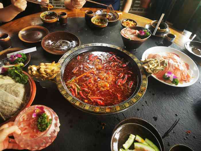 龙窑火锅-"环境还行,就是冬天去感觉有的远,而且冷啊.