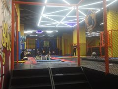 -爱蹦iBOON蹦床运动馆(江汉店)